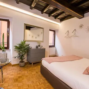 Girolamo's Jacuzzi Place Appartement